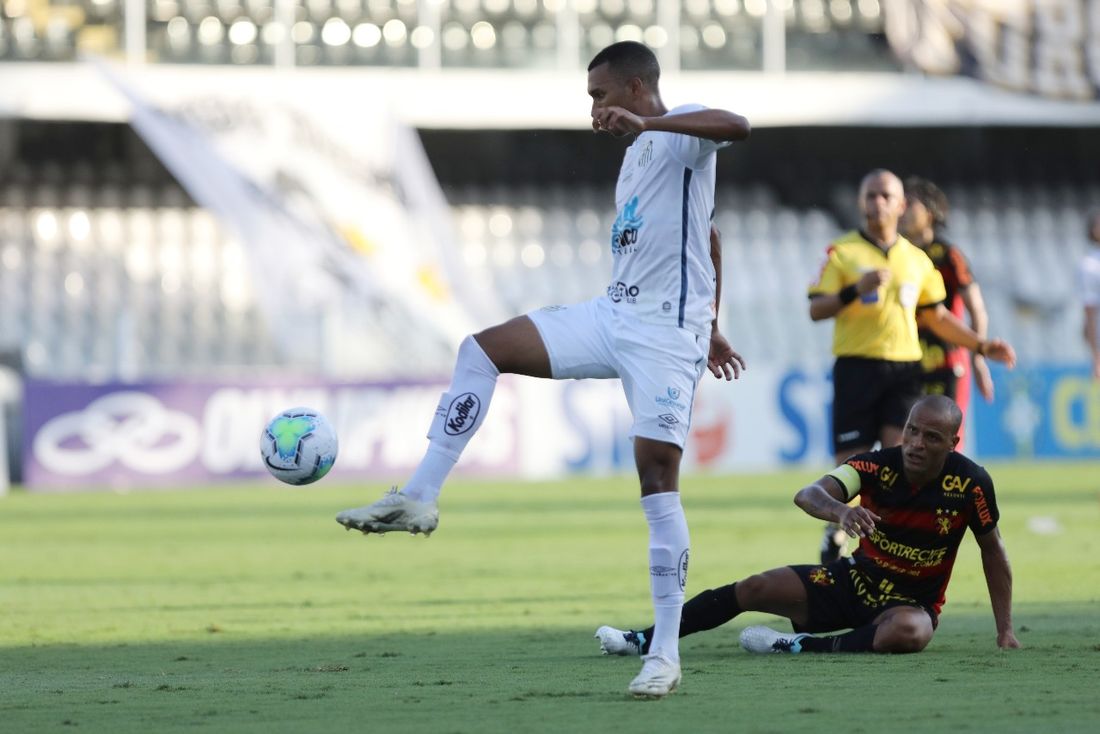 Leão conseguiu empatar jogo, mas voltou a cometer erros de posicionamento e aumenta crise
