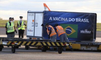 Lote da Coronavac chega ao aeroporto de Viracopos