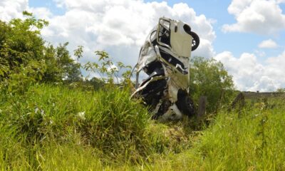 Carro ficou destruído após o acidente na SP-241 entre Paraguaçu Paulista e Lutécia